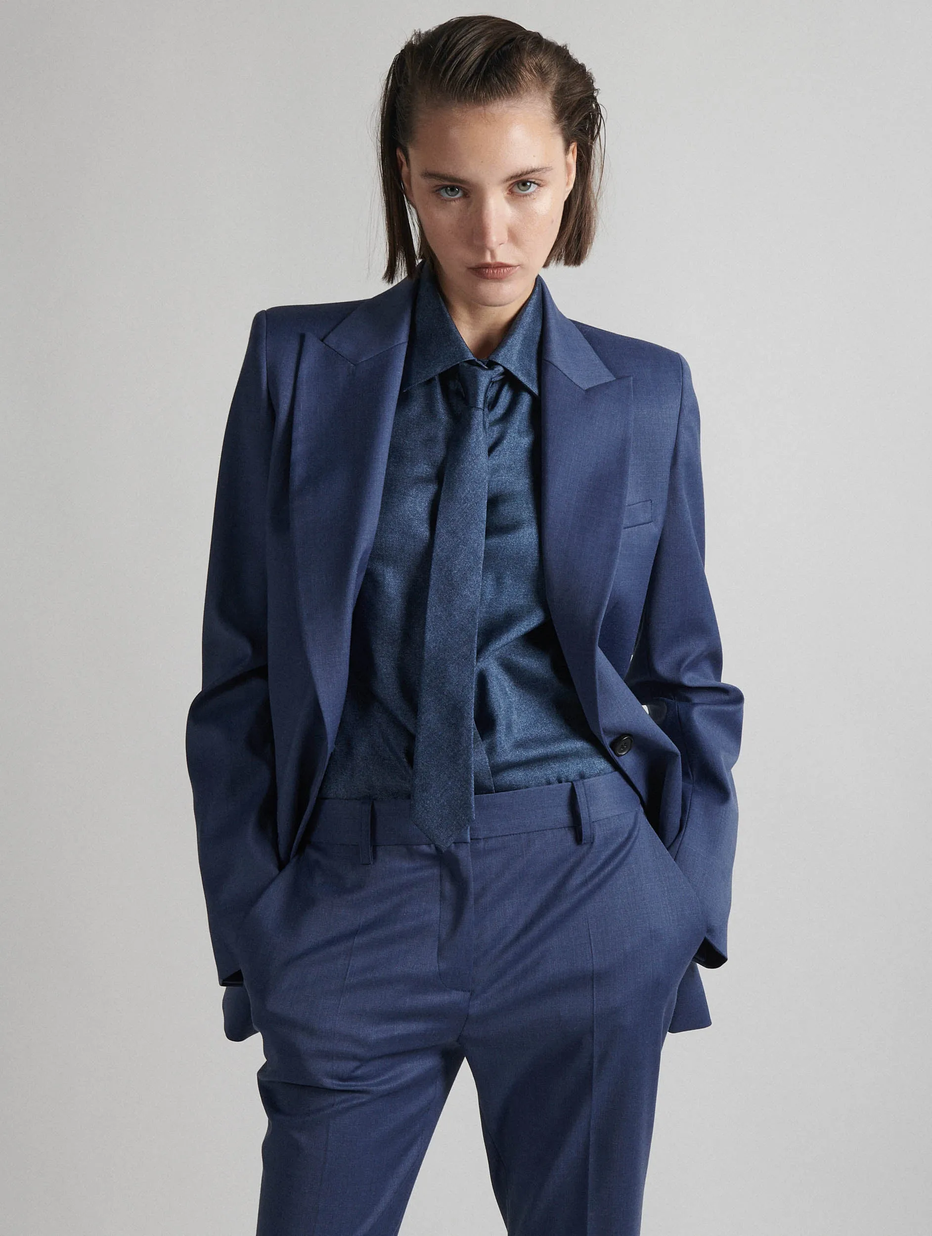 Veste cintrée en gabardine de laine stretch bleue